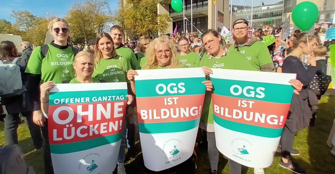 PR-Bild - Auch OGS-Mitarbeiter des Kreisel e.V. beteiligten sich an der Demonstration zum Thema 'NRW bleibt sozial' vor dem Landtag in Düsseldorf