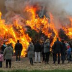 Osterfeuer in Hollingen