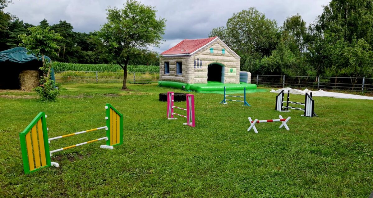 PR-Bild Hofwoche 3 - Ein Mini-Parcours für das Hoppy Horsing