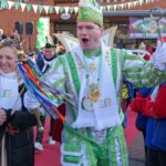 Sonne strahlt mit Prinzenpaar und Menschenmenge um die Wette