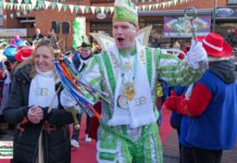 Sonne strahlt mit Prinzenpaar und Menschenmenge um die Wette