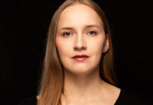 Autorin Leonie Plaar liest im Lichthof von Stroetmanns Fabrik