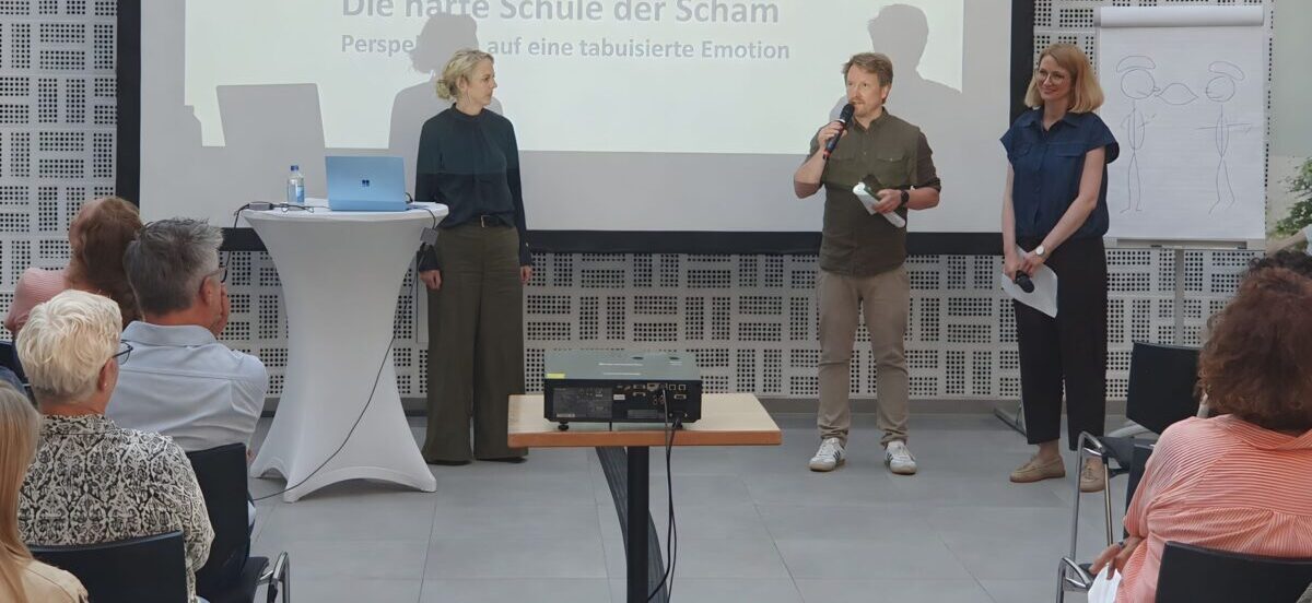 Nadine Remke und Jan Hölscher vom Kreisel e.V. begrüßten Almut Fuest-Bellendorf zu Beginn der Veranstaltung in Stroetmanns Fabrik-1