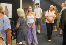 „Körperpoesie“ – Ausstellung im Rathaus eröffnet
